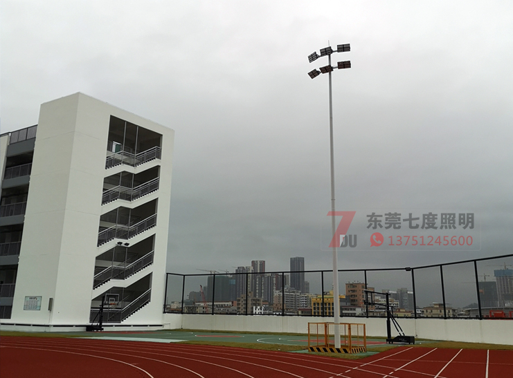 学校操场15米6x400W向日葵污污视频现场实例图片